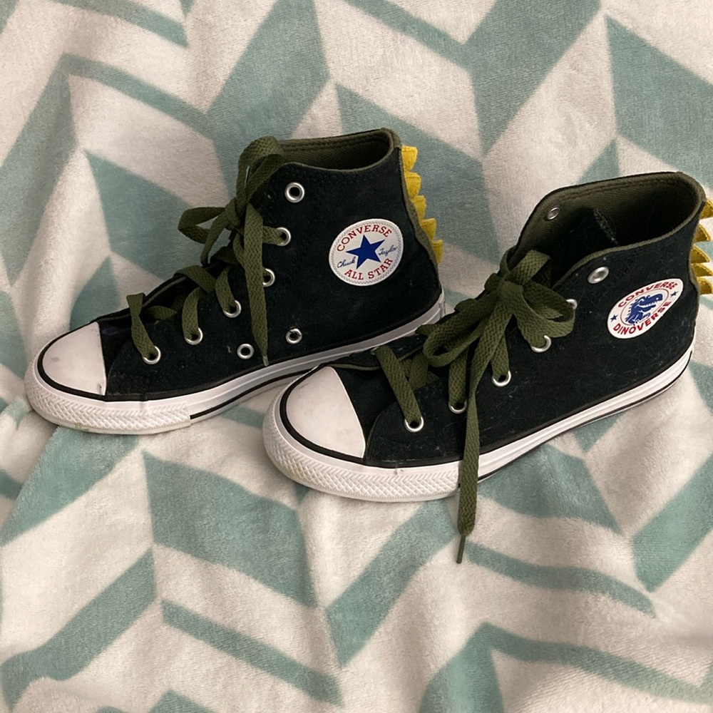 Converse Dinoverse Tennis Shoes NWOT Kids Size 1. Black, yellow and Green.